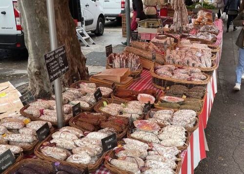stand auf dem wochenmarkt von lyon