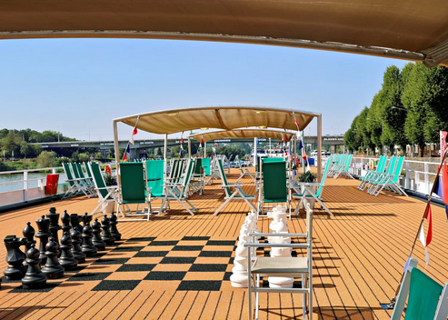 sonnendeck mit schachspiel