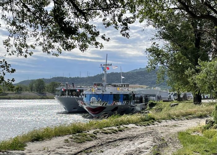 zwei flusskreuzfahrtschiffe auf der rhone