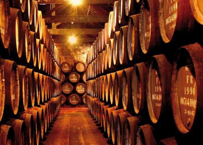 Weinfässer auf einem Weingut
