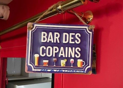 kleine bar am hafen