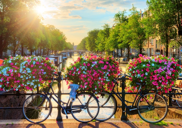 Flusskreuzfahrt Holland Amsterdam Fahrräder Gracht in Amsterdam