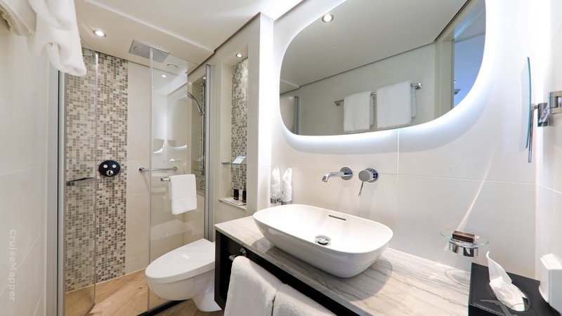 Bad mit Dusche [&] WC
